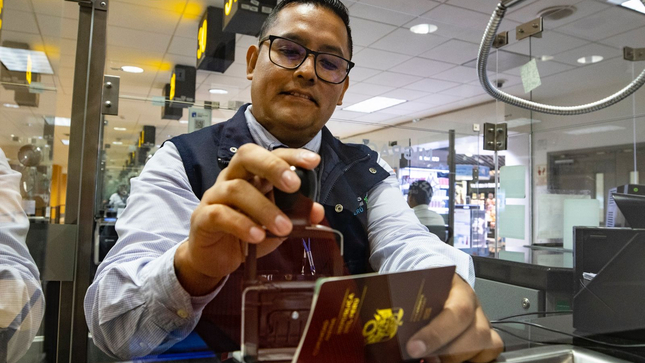 Perú eliminara el sellado de pasaportes en control migratorio para agilizar tránsito en vuelos internacionales